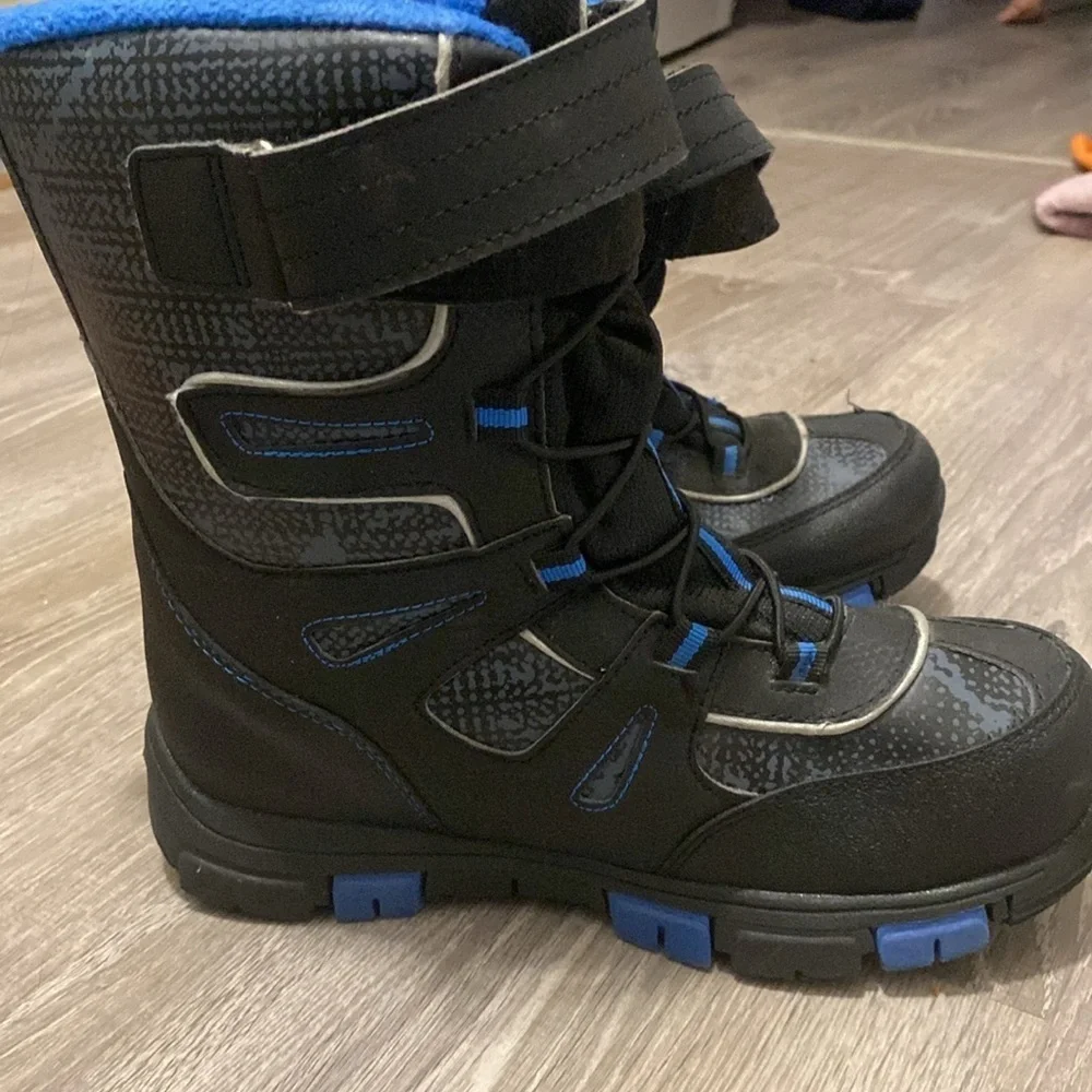 Quest Thinsulate snow boots black and blue Velcro straps